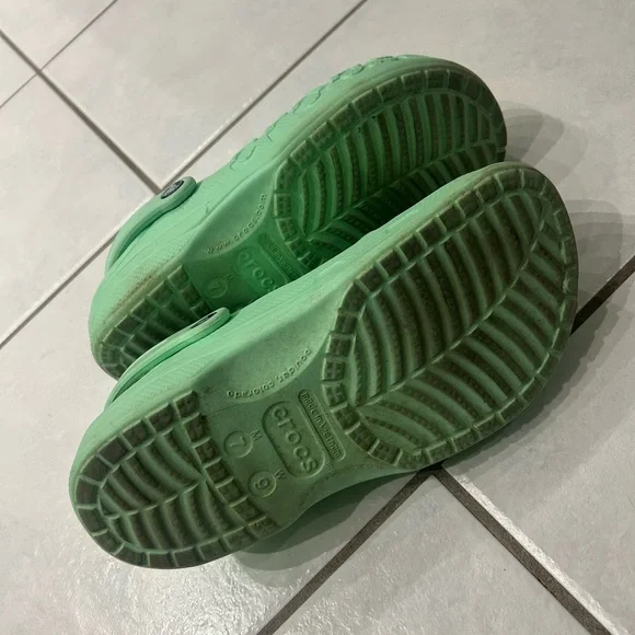 CROCS Women’s Mint Green Clogs - Picture 4 of 4